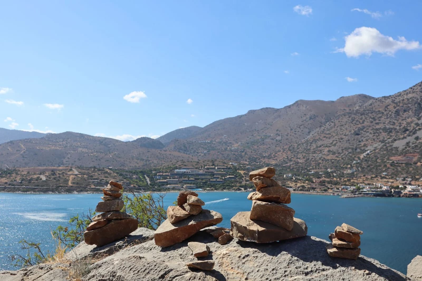 Baie d’Elounda et littoral de la presqu’île ; vue de paysage