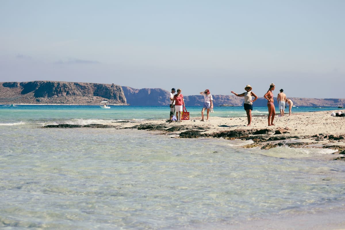 Plage de sable et eaux turquoise de l'ouest crétois