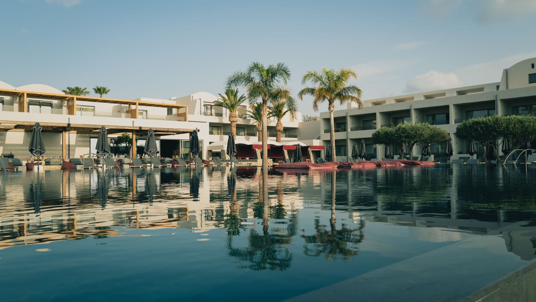 Piscine d'un hôtel de bord de mer en Crète
