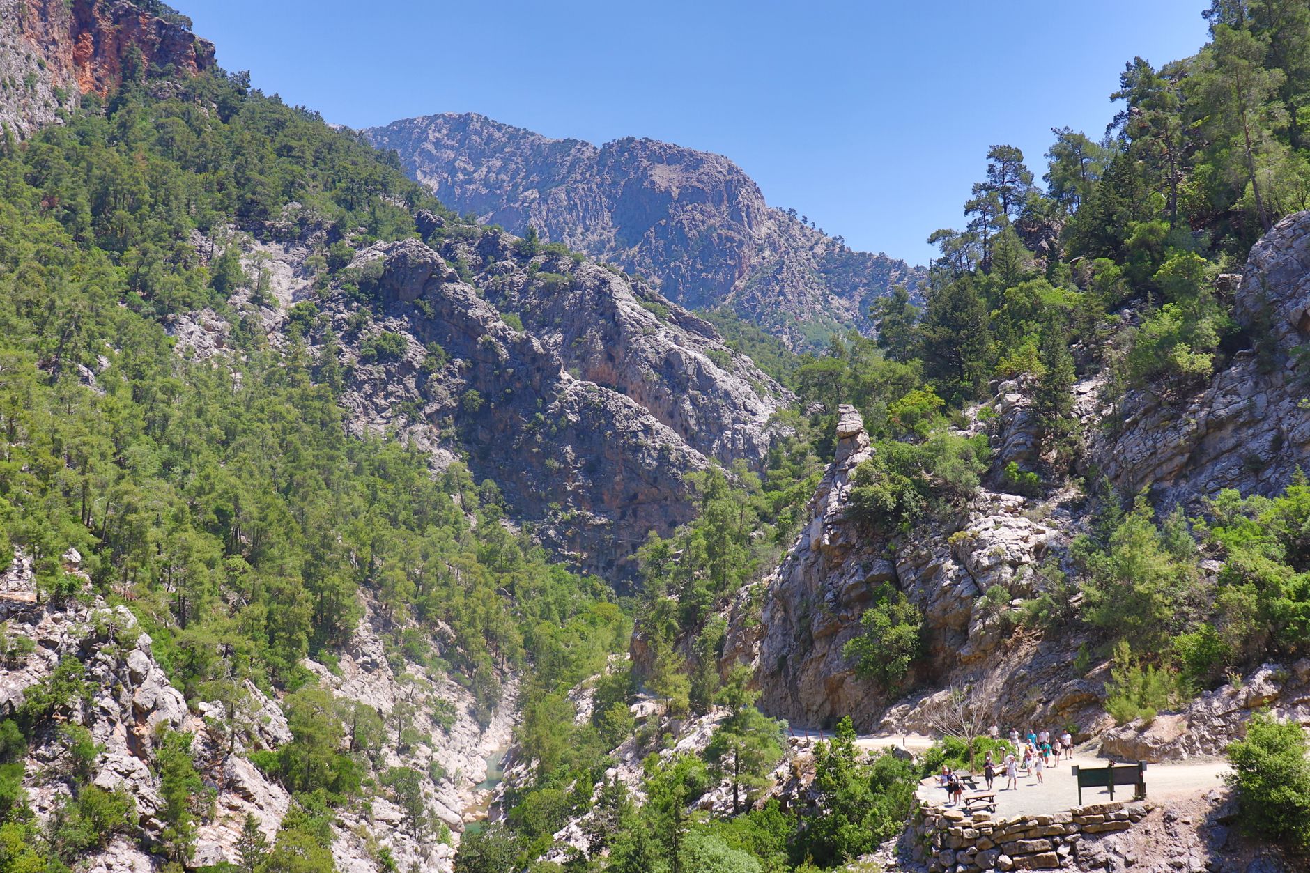 Vue depuis le plateau d'Omalos sur l'entrée des Gorges de Samaria